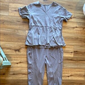 Jaanuu scrub set